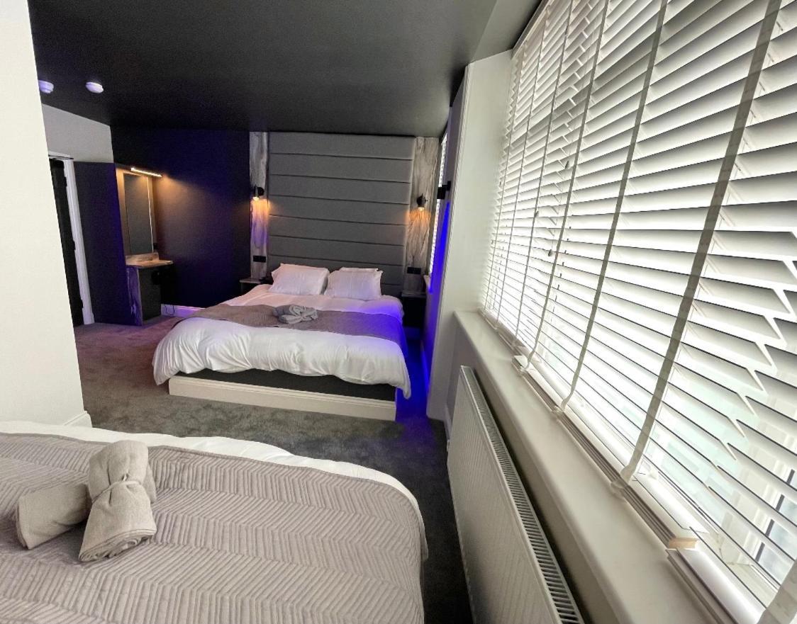 Breeze Suites - Luxury Group Accom - Sleeps 19 Blackpool Exteriör bild